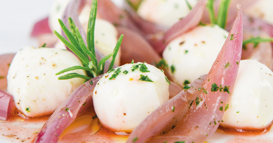Geschmorte Zwiebeln und Mozzarella