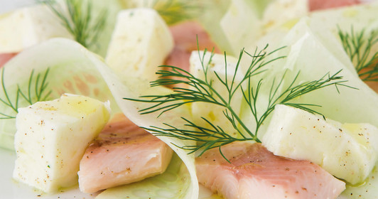Gurkencarpaccio mit Mozzarella und Räucherforelle