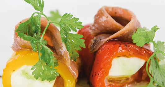 Peperoni mit Mozzarella und Sardellen