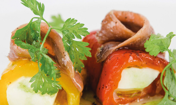 Peperoni mit Mozzarella und Sardellen