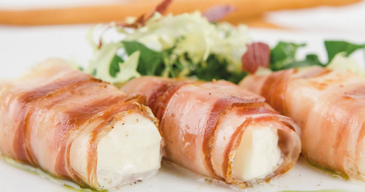 Mozzarella-Speckröllchen mit Salaten