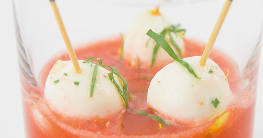 Tomaten-Kaltschale mit Mozzarelline und Basilikum