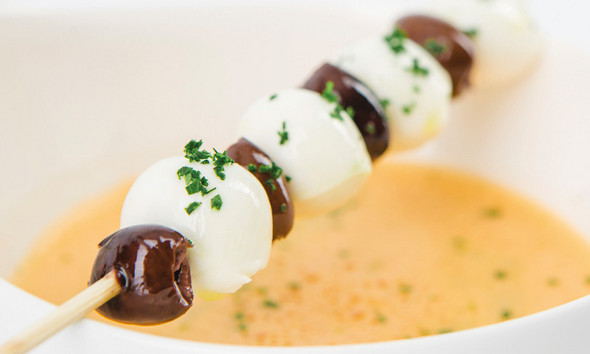 Zuppa di porri piccante con spiedini di mozzarelline e olive