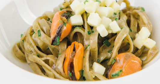 Buchweizenbandnudeln mit Miesmuscheln und Mozzarella