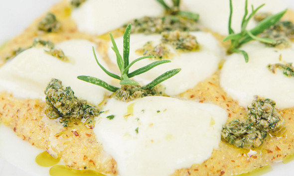 Polenta con mozzarella e pesto di capperi
