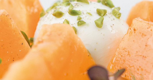 Melone mit Mozzarella und Pistazien