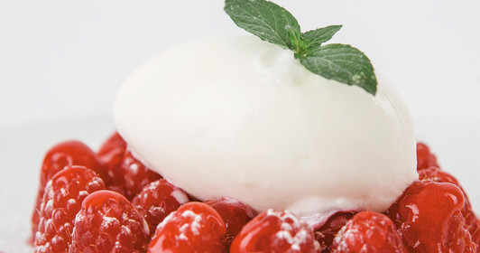 Mozzarella-Eis mit Himbeeren
