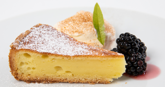 Ricottaschnitte mit Zimtsahne und Brombeeren