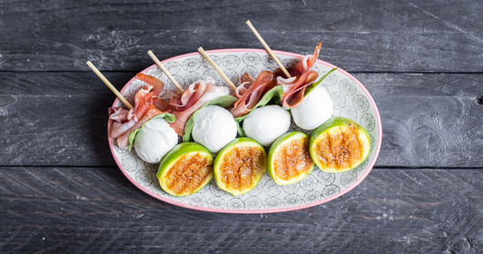 Mozzarella-Spieß mit Speck und gegrillten Feigen