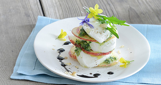 Apfel-Mozzarella mit nussigem Pesto